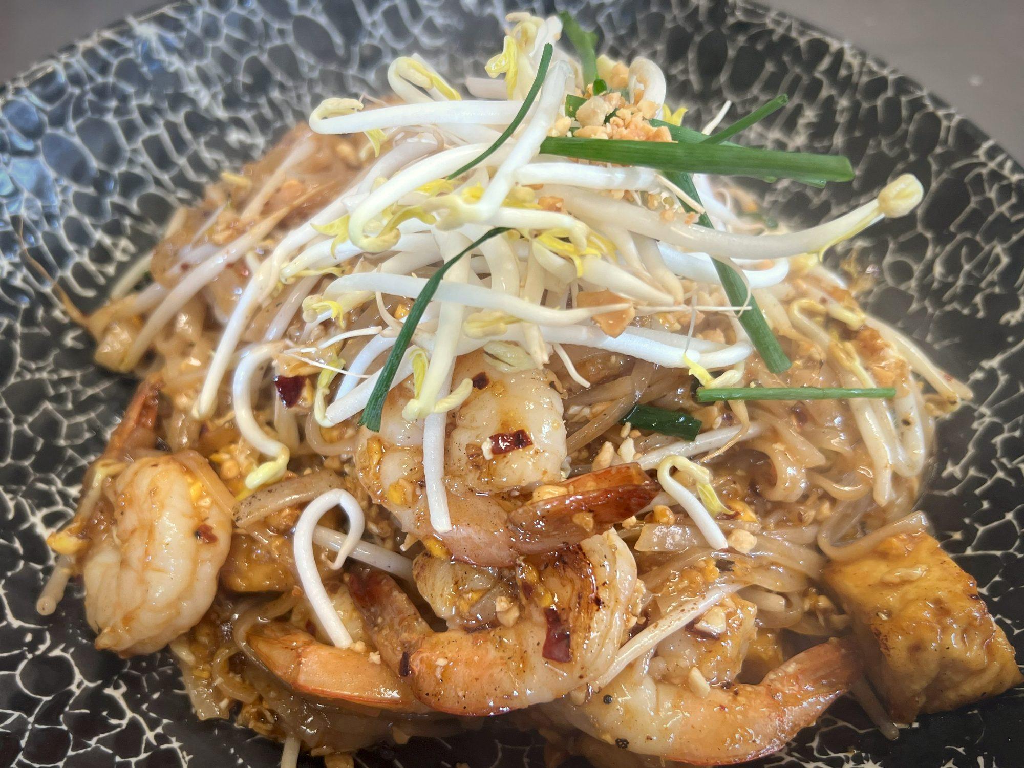 Pad thai with prawns, bean sprouts and chives