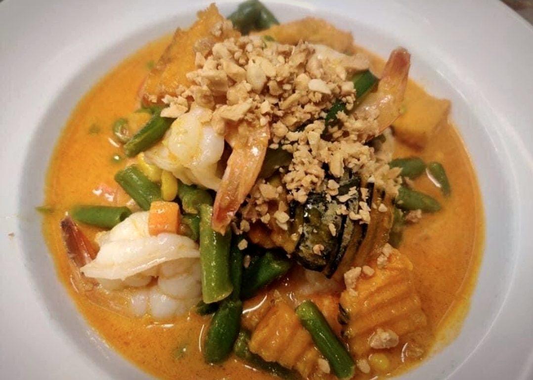 Panang curry with prawns and crushed peanuts