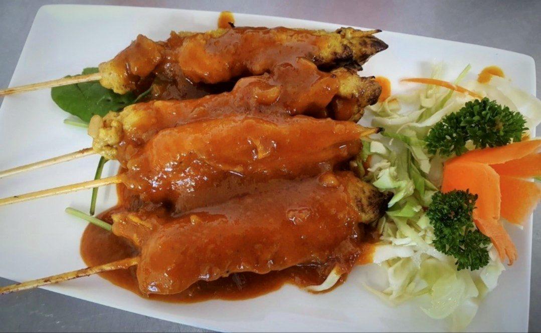 Chicken satay skewers with peanut sauce