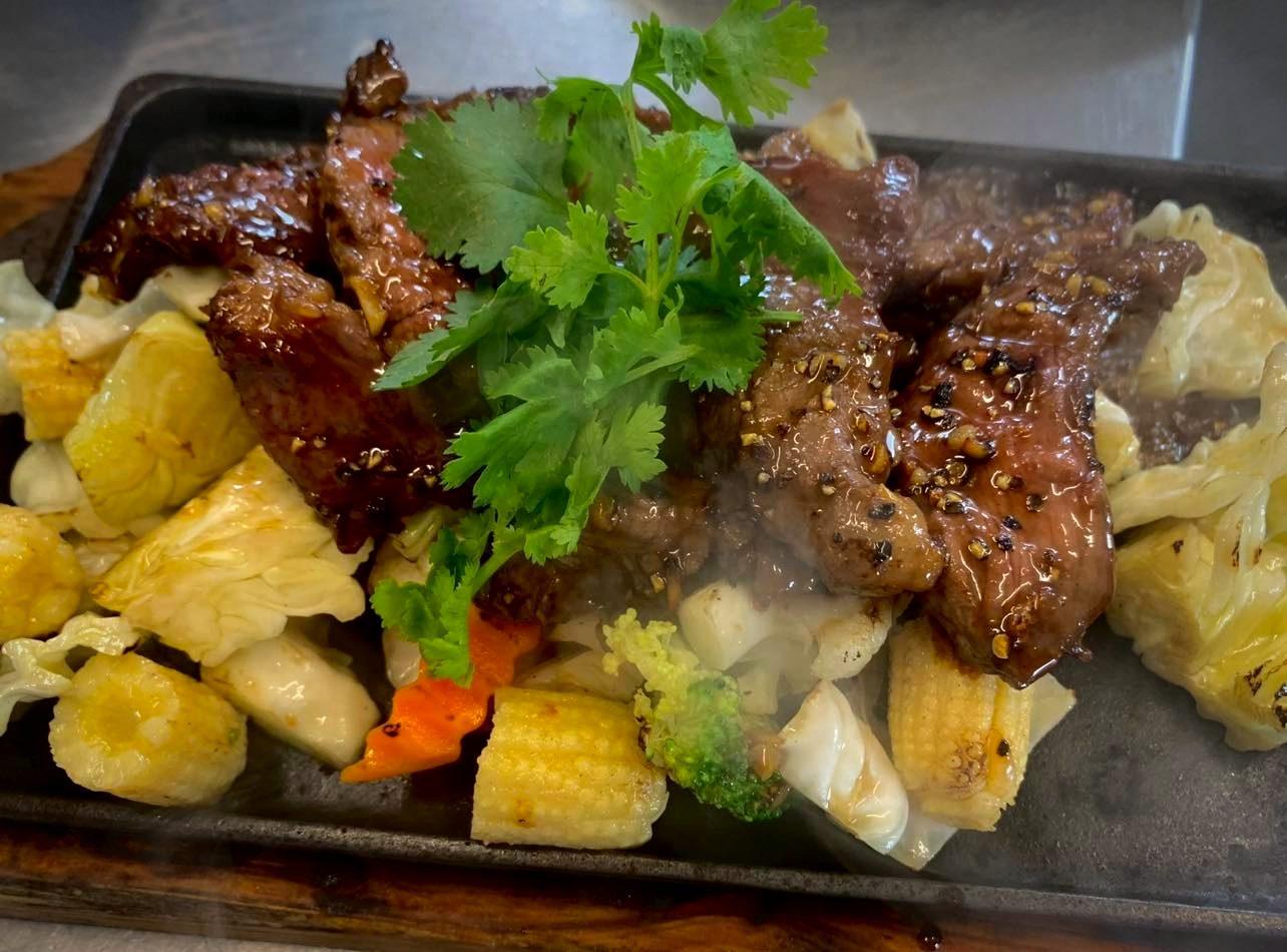 Sizzling beef with garlic and pepper